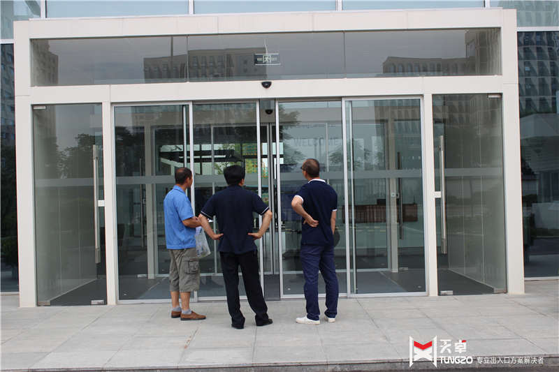 西安宝马<a href=https://xinghuofengchuan.com/4s/ target=_blank class=infotextkey>4S店自动门</a>安装现场
