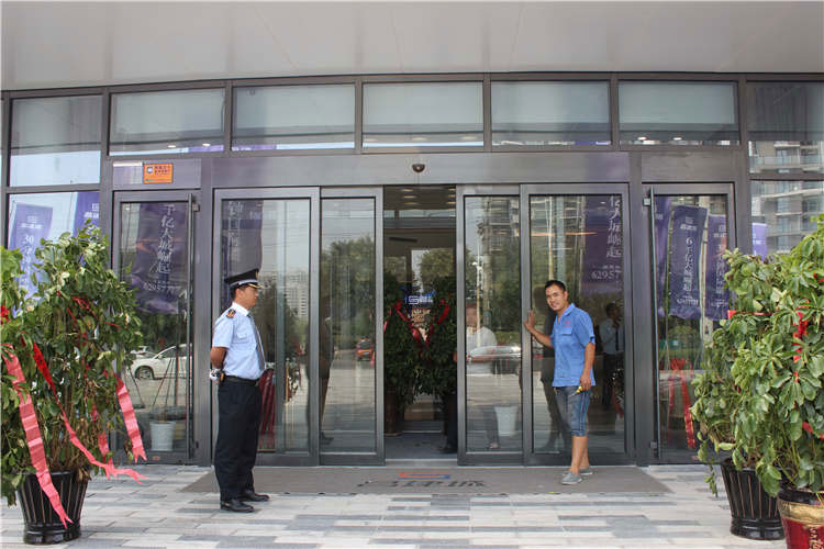 某<a href=https://xinghuofengchuan.com/fang/ target=_blank class=infotextkey>售楼部自动门</a>维修现场