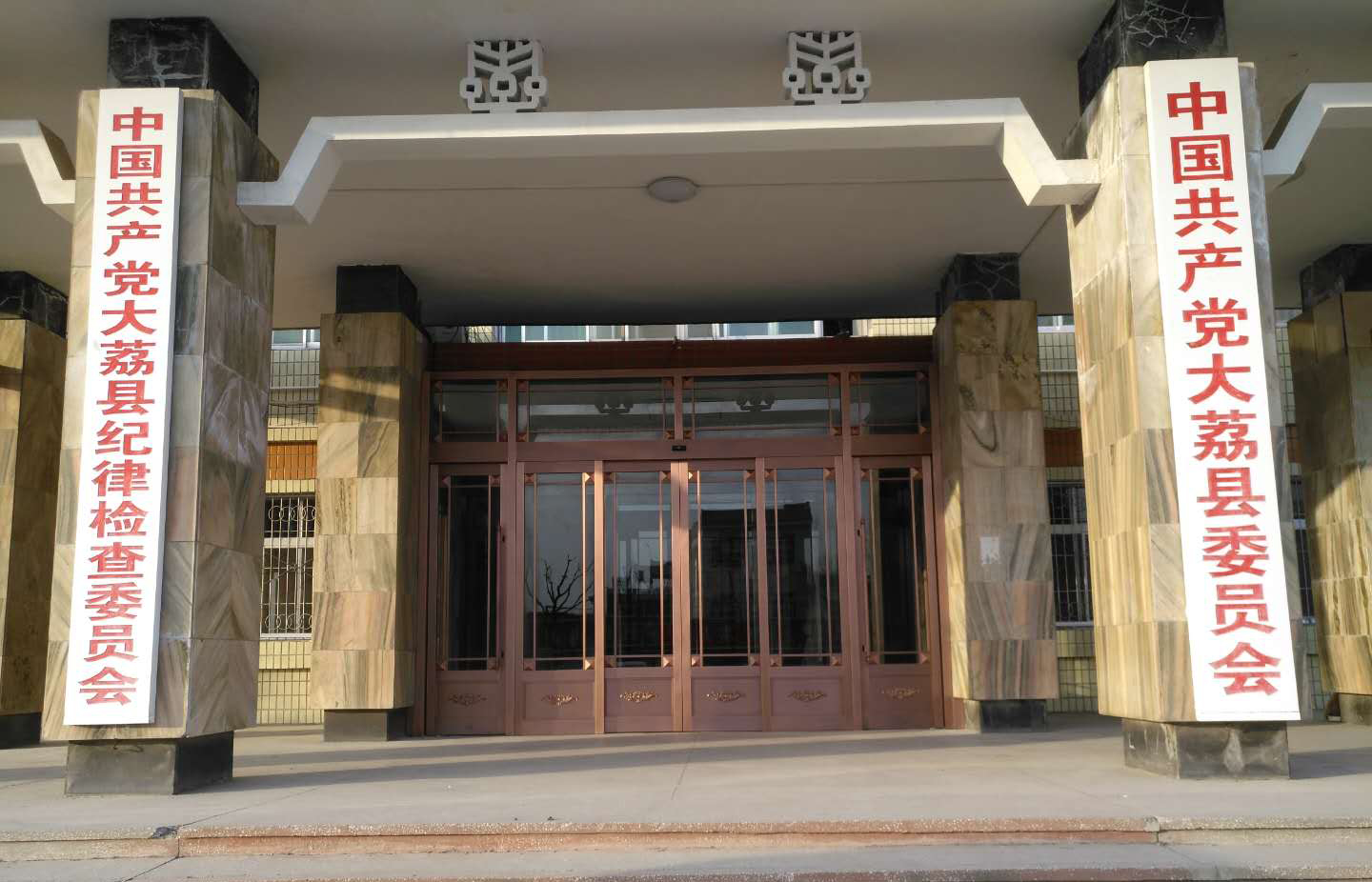 渭南中共委员会办公楼纯铜自动门——多玛自动门
