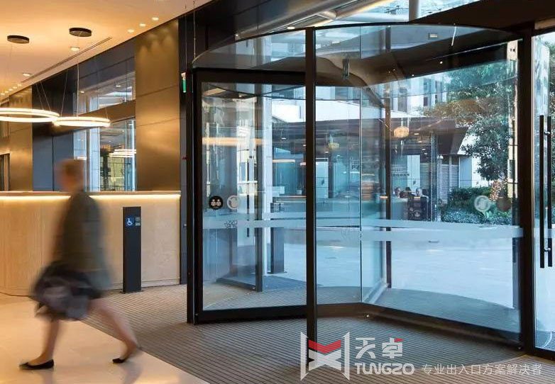 酒店商场办公楼为什么要用旋转门?