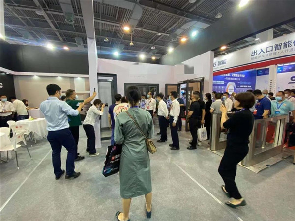 参观<a href=https://xinghuofengchuan.com/panasonic/ target=_blank class=infotextkey><a href=https://xinghuofengchuan.com/songxia/ target=_blank class=infotextkey>松下自动门</a></a>彩运网展位的人络绎不绝